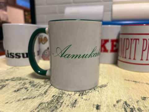 Värillinen muki omalla tekstillä