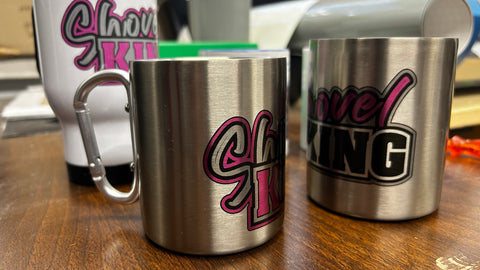 Karabiinikahvainen teräsmuki omalla tekstillä